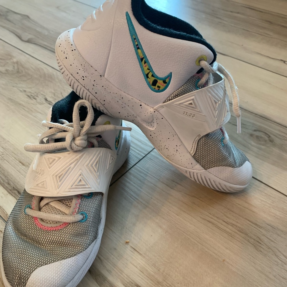 Youth girls basketball shoes